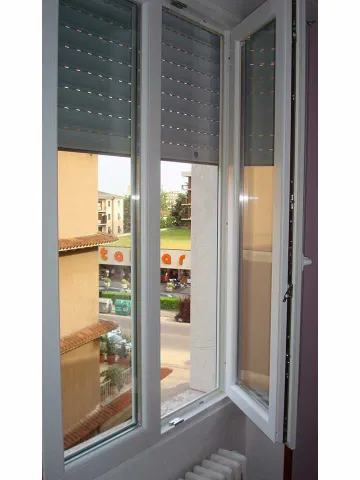 Finestra in PVC bianco "Kommerling Eurofutur" con tapparella avvolgibile