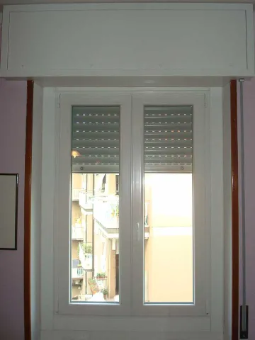 Finestra in PVC bianco "Kommerling Eurofutur" con cassonetto in legno copri-avvolgibile
