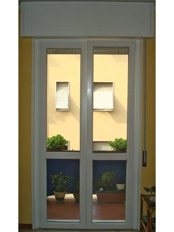 Portafinestra in PVC bianco "Kommerling Eurofutur" con cassonetto in legno copri-avvolgibile