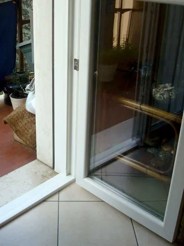 Portafinestra in PVC bianco "Kommerling Eurofutur" (particolare)
