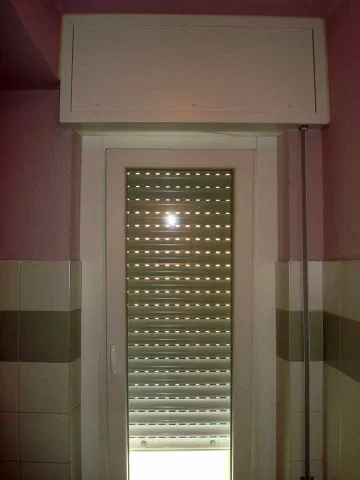 Portafinestra in PVC bianco "Kommerling Eurofutur" con cassonetto in legno copri-avvolgibile