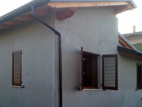 Finestre in PVC effetto legno "Kommerling Eurofutur", persiane in alluminio effetto legno a lamella orientabile