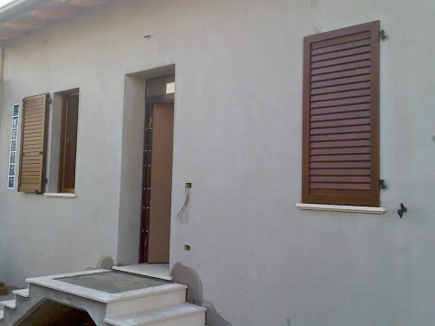 Finestre in PVC effetto legno "Kommerling Eurofutur", persiane in alluminio effetto legno a lamella orientabile