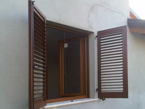 Finestre in PVC effetto legno "Kommerling Eurofutur", persiane in alluminio effetto legno a lamella orientabile