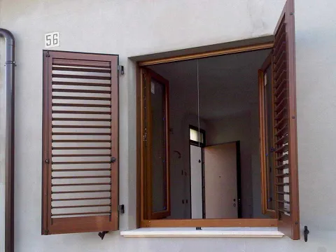 Finestre in PVC effetto legno "Kommerling Eurofutur", persiane in alluminio effetto legno a lamella orientabile