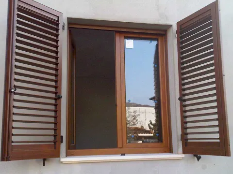 Finestre in PVC effetto legno "Kommerling Eurofutur", persiane in alluminio effetto legno a lamella orientabile