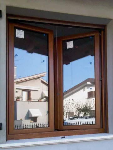 Finestre in PVC effetto legno "Kommerling Eurofutur", persiane in alluminio effetto legno a lamella orientabile