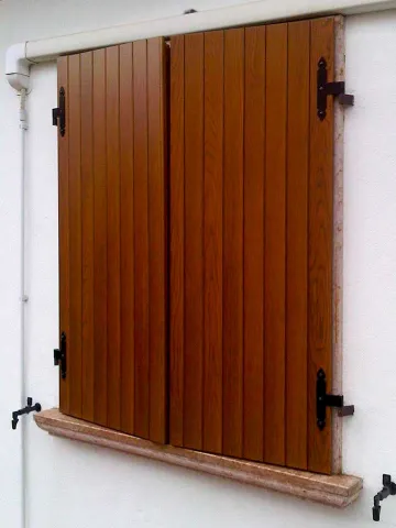 Ante esterne (scuri) a doghe verticali, in legno di rovere lamellare