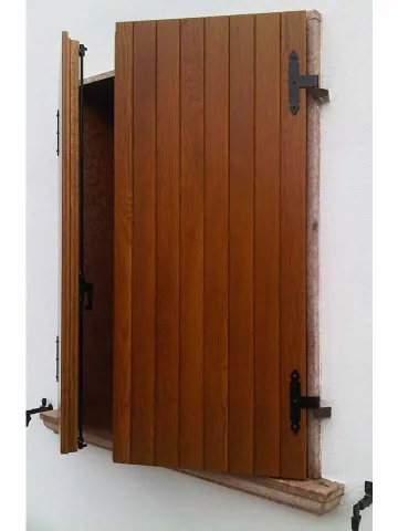 Ante esterne (scuri) a doghe verticali, in legno di rovere lamellare