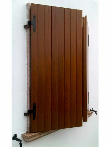 Ante esterne (scuri) a doghe verticali, in legno di rovere lamellare