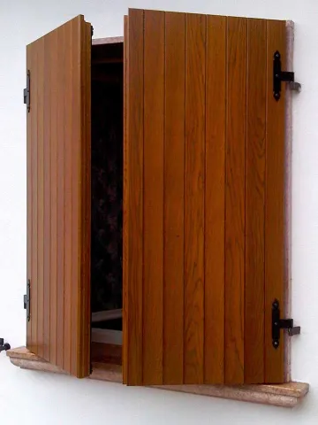Ante esterne (scuri) a doghe verticali, in legno di rovere lamellare