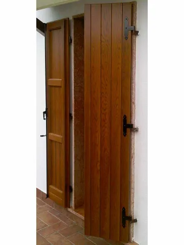 Ante esterne (scuri) a doghe verticali, in legno di rovere lamellare