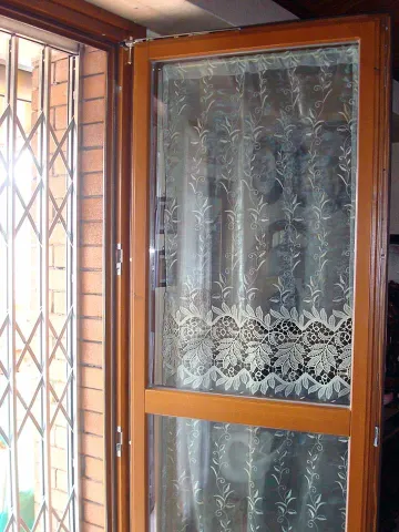 Portafinestra in legno massello con cancello estensibile esterno di sicurezza