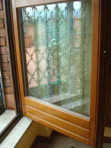 Portafinestra in legno massello (particolare)