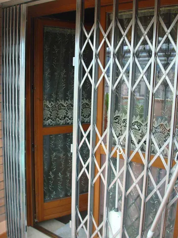 Portafinestra in legno massello con cancello estensibile esterno di sicurezza