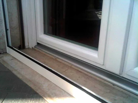 Portefinestra in PVC bianco Aluplast Ideal 4000 (particolare)