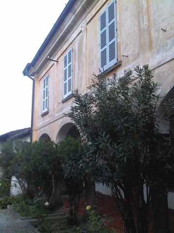 Persiane in legno di abete lamellare, a stecca fissa trapezoidale aperta