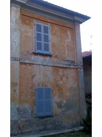 Persiane in legno di abete lamellare, a stecca fissa trapezoidale aperta