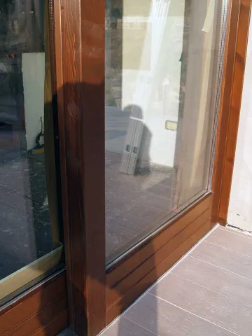 Portafinestra scorrevole in legno (particolare)