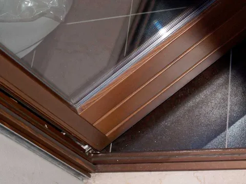 Portafinestra scorrevole in legno (particolare)