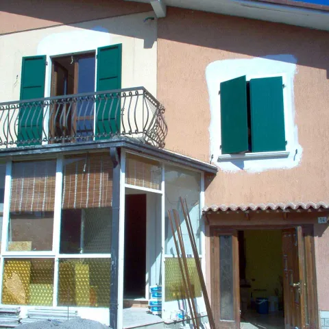 Finestra in legno lamellare, scuri in alluminio RAL a doghe verticali