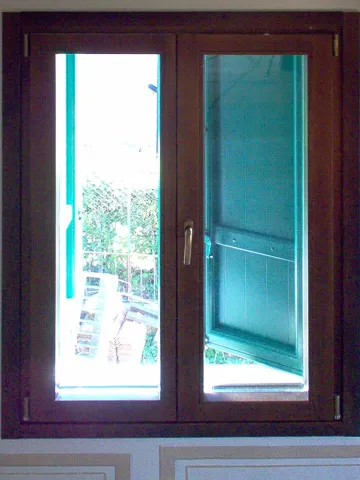 Finestra in legno lamellare tinta noce scuro