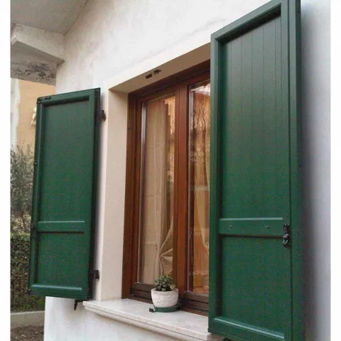 Finestra in legno lamellare, scuri in alluminio RAL a doghe verticali