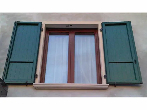 Finestra in legno lamellare, scuri in alluminio RAL a doghe verticali