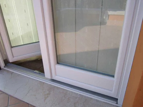 Portefinestra in PVC bianco Aluplast Ideal 4000 (particolare)