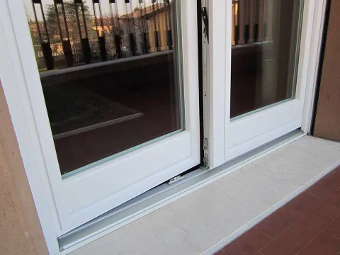 Portefinestra in PVC bianco Aluplast Ideal 4000 (particolare)