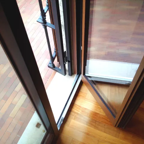 Serramenti in legno-alluminio in quartiere Casazza (Brescia)