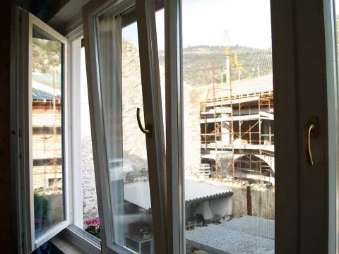 Finestre in legno lamellare laccate bianche