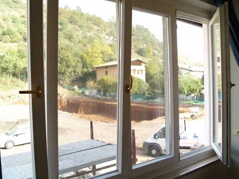 Finestre in legno lamellare laccate bianche