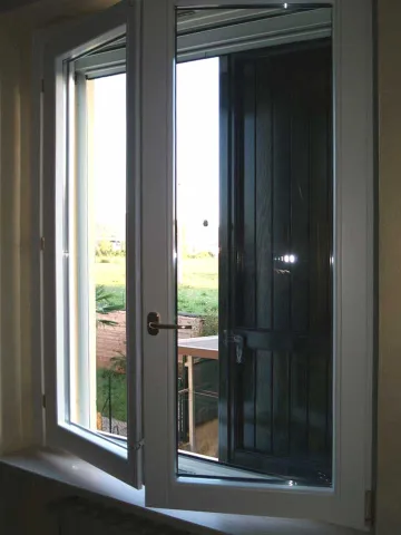 Finestra in legno lamellare laccato bianco