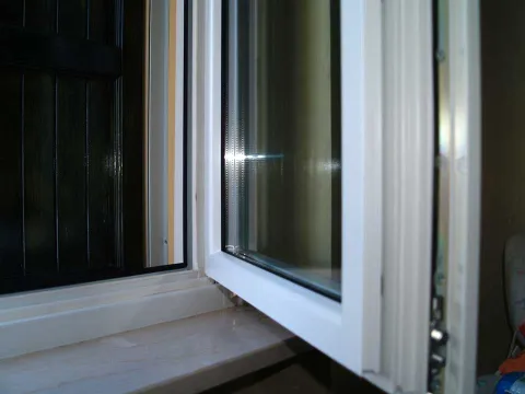 Finestra in legno lamellare laccato bianco