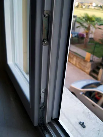 Finestra in legno lamellare laccato bianco (particolare)