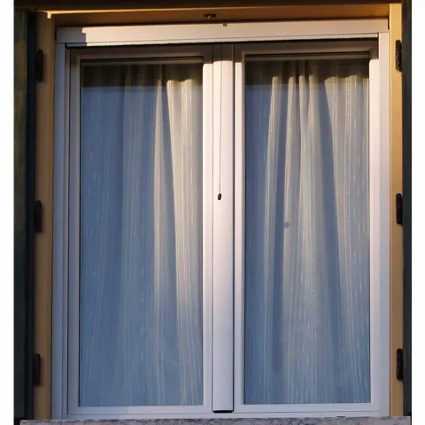 Finestra in legno lamellare laccato bianco
