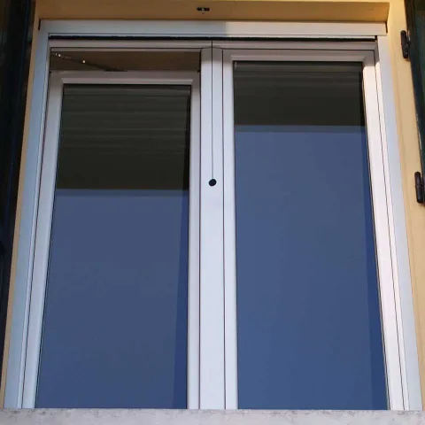 Finestra in legno lamellare laccato bianco