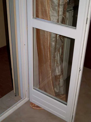 Portefinestre in legno lamellare laccate bianche