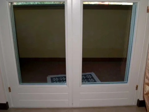 Portefinestre in legno lamellare laccate bianche (particolare)