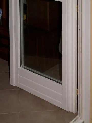 Portefinestre in legno lamellare laccate bianche (particolare)