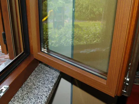 Finestra in legni-alluminio (particolare)