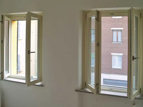 Finestre in legno lamellare laccate bianche