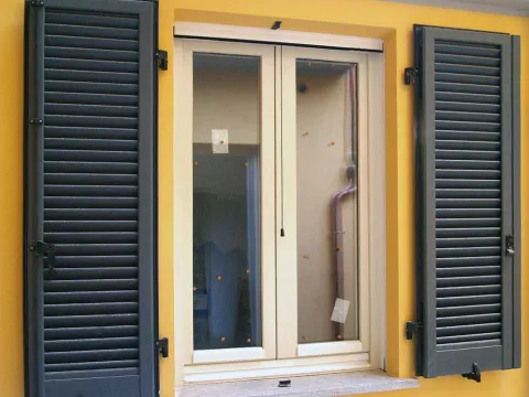 in legno lamellare laccate bianche con persiane in alluminio