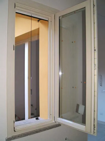 Finestre in legno lamellare laccate bianche