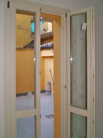 Portefinestre in legno lamellare laccate bianche