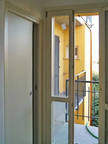 Portefinestre in legno lamellare laccate bianche