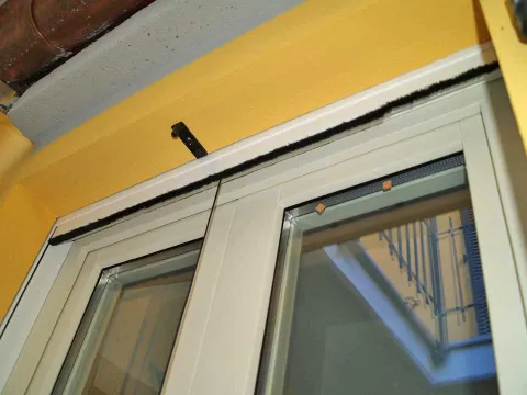 Finestre in legno lamellare laccate bianche (particolare)