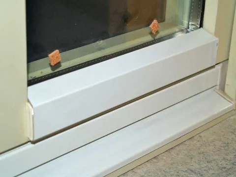 Finestre in legno lamellare laccate bianche (particolare)